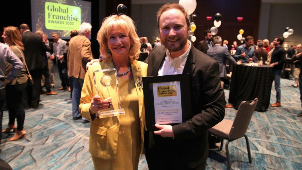 В прошлом году мы были признаны на международном уровне Лучшей Детской Образовательной франшизой, и теперь мы награждены за наши выдающиеся достижения в наставничестве не только наших замечательных франчайзи в 38 странах, но и нашей сети преданных своему делу учителей, родителей и студентов.