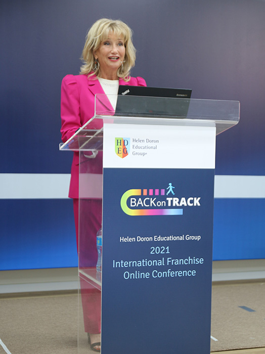 Основательница и лингвист Хелен Дорон представила последние достижения в области педагогики и подготовки учителей.